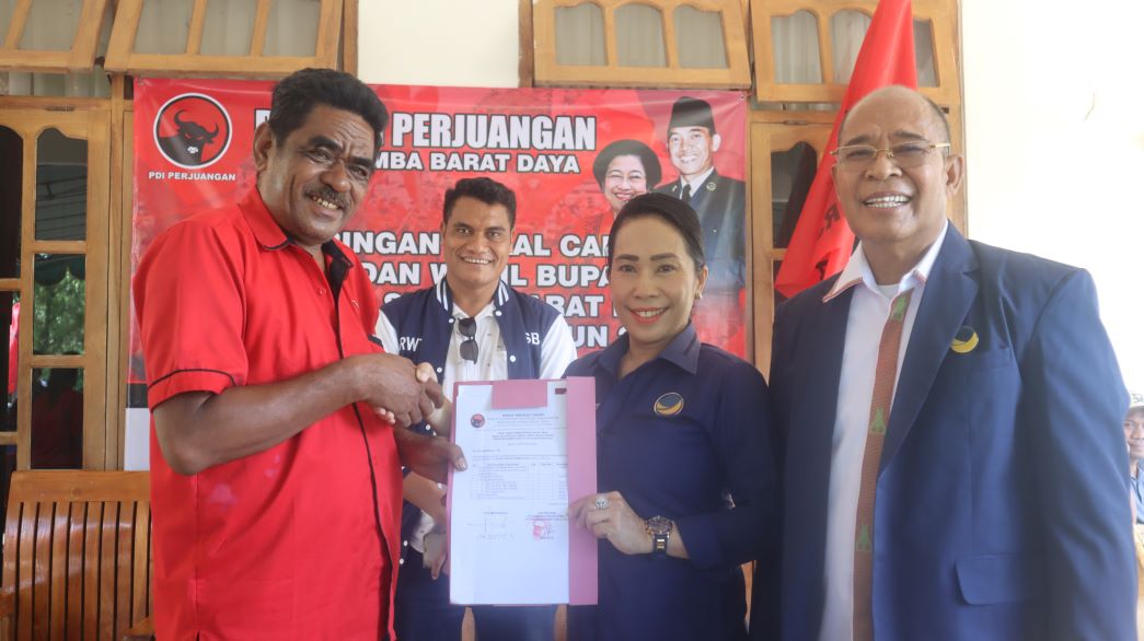 Ratu Wulla Talu (RWT) bakal calon bupati Sumba Barat Daya (SBD) periode 2024-2029 menunjukkan beita acara pendaftaran di sekretariat DPC PDIP SBD. Foto: TIMES Nusa Tenggara Timur.