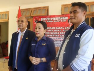 Mendaftar di  PDIP SBD Ratu Wulla Talu Berjanji Akan Memperhatikan Harga Komoditi Pertanian Bagi Petani
