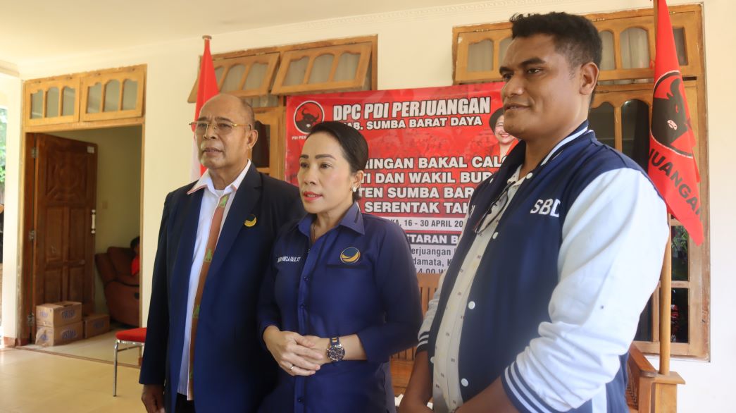 Ratu Wulla Talu (RWT) bakal calon bupati Sumba Barat Daya (SBD) periode 2024-2029 menyampaikan pernyataan pers usai berkas pendaftarannya diterima dan memperoleh surat berita acara di sekretariat DPC PDIP SBD. Foto: TIMES Nusa Tenggara Timur.