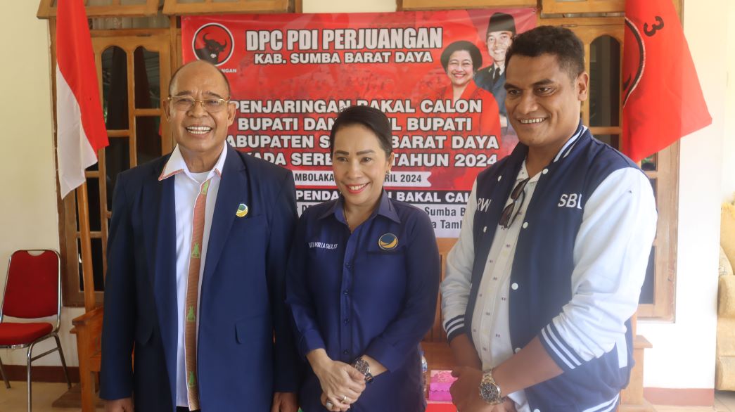 Ratu Wulla Talu (RWT) bakal calon bupati Sumba Barat Daya (SBD) periode 2024-2029 menyampaikan pernyataan pers usai berkas pendaftarannya diterima dan memperoleh surat berita acara di sekretariat DPC PDIP SBD. Foto: TIMES Nusa Tenggara Timur.