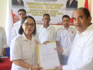 Bakal calon bupati Sumba Barat Daya (SDB), Ndara Tanggu Kaha (DT) mendaftar di partai GERINDRA SBD, Ia diterima secara langsung oleh ketua DPC Gerindra Antoneta Kurra. Foto: TIMES Nusa Tenggara Timur.