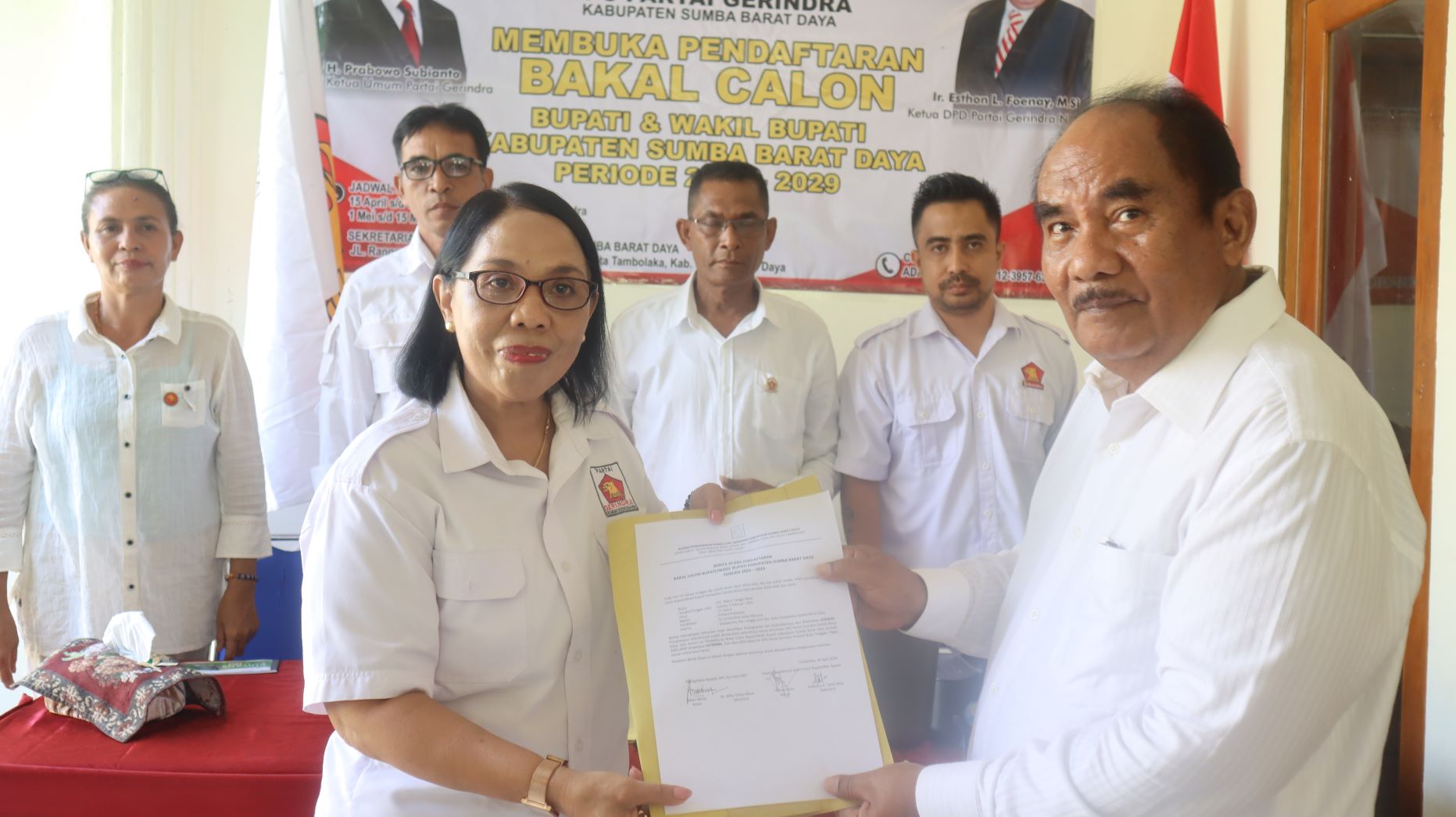 Bakal calon bupati Sumba Barat Daya (SDB), Ndara Tanggu Kaha (DT) mendaftar di partai GERINDRA SBD, Ia diterima secara langsung oleh ketua DPC Gerindra Antoneta Kurra. Foto: TIMES Nusa Tenggara Timur.