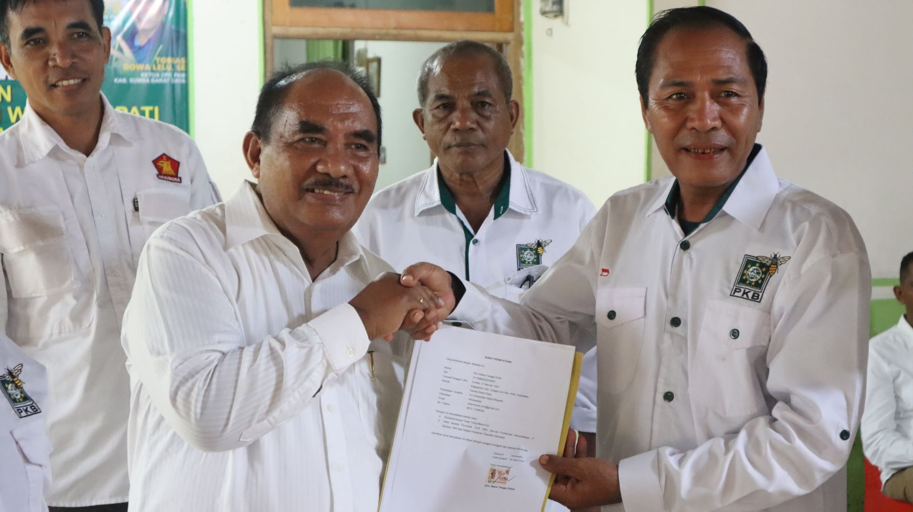 Bakal calon bupati Sumba Barat Daya (SDB), Ndara Tanggu Kaha (DT) mendaftar di partai Kebangkitan Bangsa (PKB) SBD, Ia diterima secara langsung oleh ketua DPC PKB Tobias Dowa Lelu. Foto: TIMES Nusa Tenggara Timur.