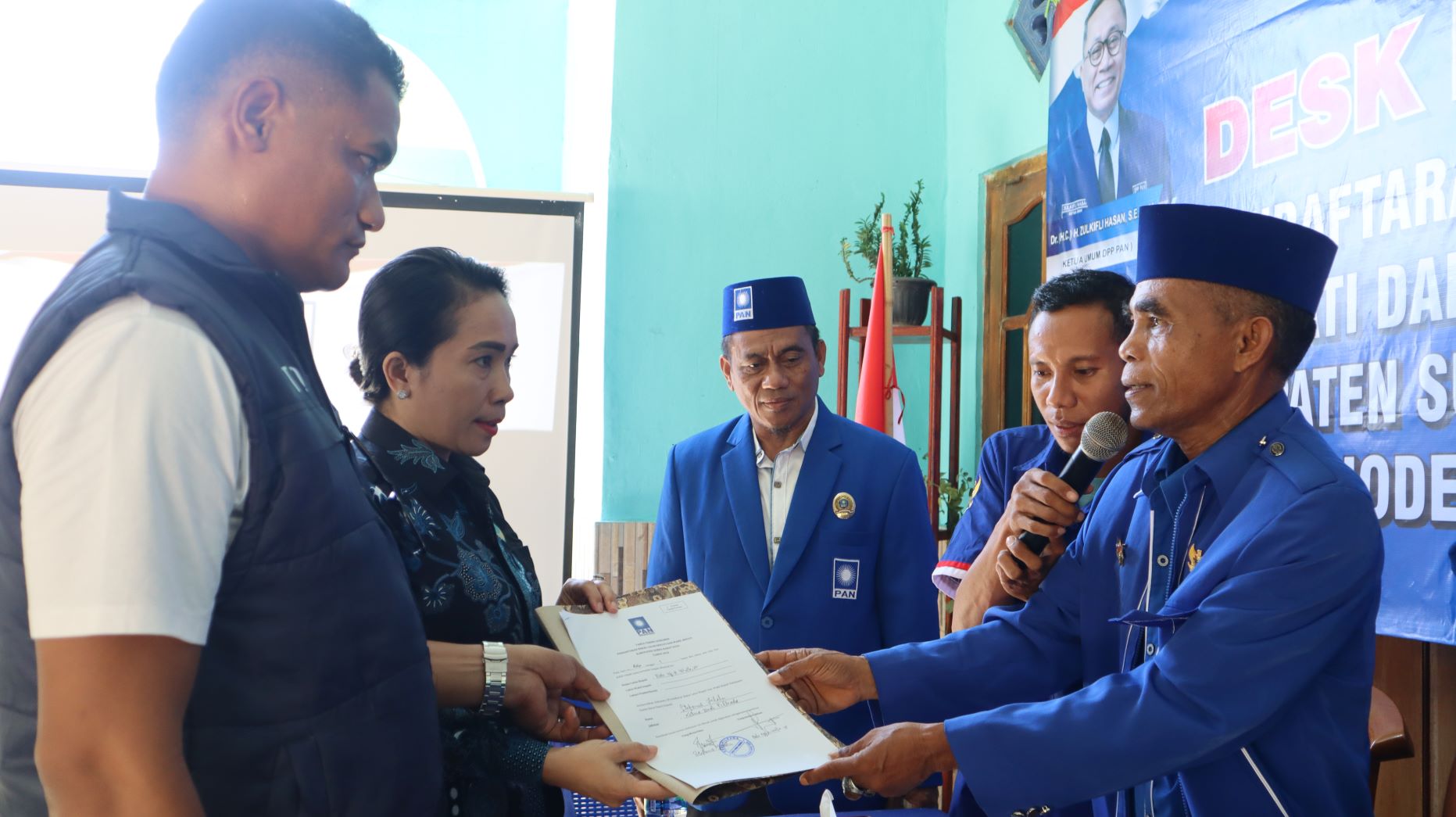 Bakal calon bupati SBD, Ratu Ngadu Bonnu Wulla mendaftar di Partai Amanat Nasional, Berkasnya diterima secara resmi oleh ketua panitia dan disaksikan oleh sejumlah kader Partai NASDEM dan Kader Partai Amanat Nasional. Foto: TIMES Nusa Tenggara Timur.