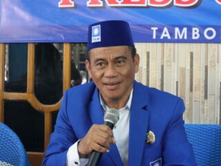 Samsi Pua Golo, Ketua DPD Partai Amanat Nasional saat menjawab sejumlah pertanyaan awak media pada conference pers di kantornya. Foto: TIMES Nusa Tenggara Timur