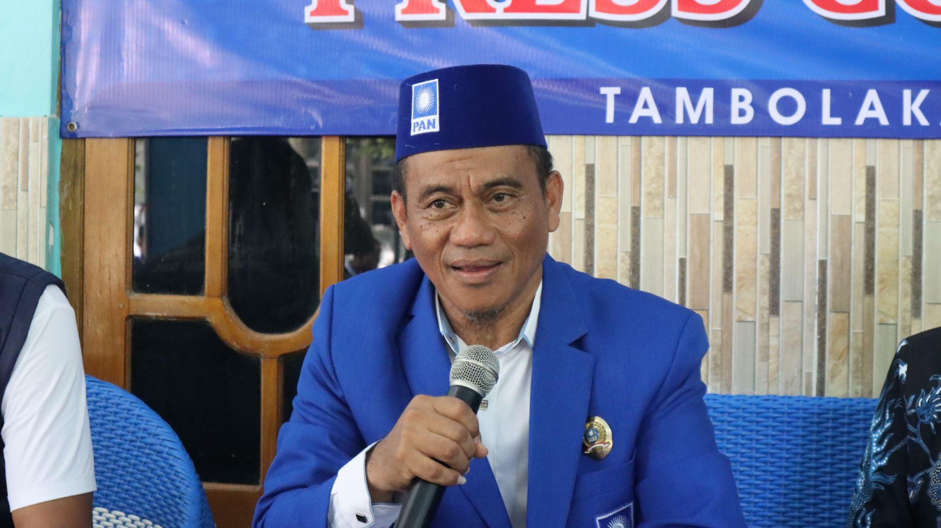 Samsi Pua Golo, Ketua DPD Partai Amanat Nasional saat menjawab sejumlah pertanyaan awak media pada conference pers di kantornya. Foto: TIMES Nusa Tenggara Timur