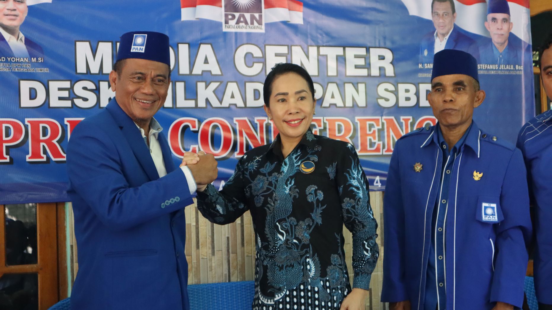 Ketua DPD Partai Amanat Nasional (PAN) Sumba Barat Daya berpose bersama Ratu Ngadu Bonnu Wulla usai mengelar conference pers bersama awak media di secretariat PAN, Jln Tanakaka, Pogotena, Loura, SBD. Foto: TIMES Nusa Tenggara Timur