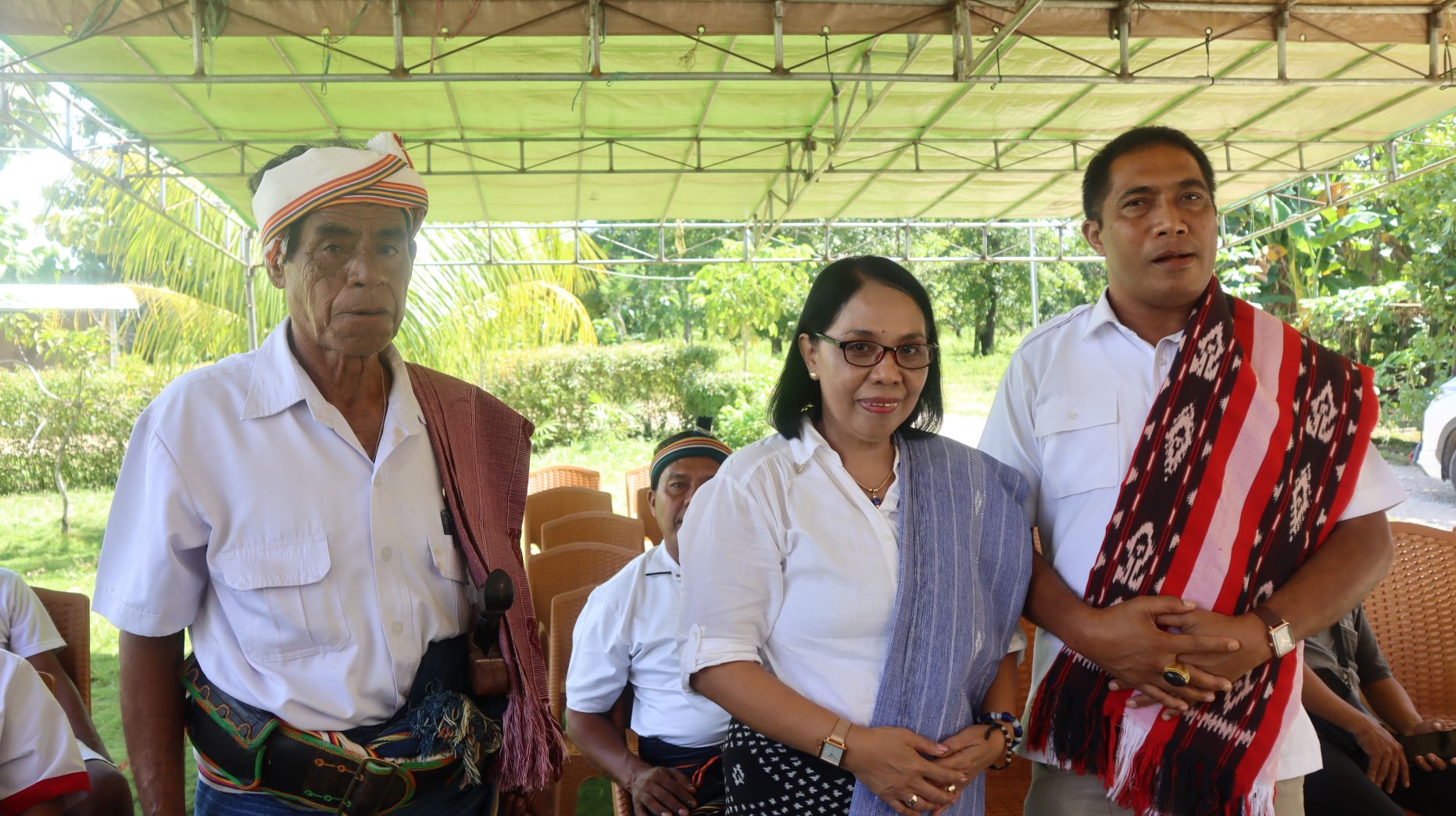 Aleks Rangga Pija, bakal calon bupati Sumba Barat Daya (SBD), periode 2024-2029, berpose dengan ketua DPC Partai Gerinda SBD, Antoneta Kurra, Sekretaris Partai Gerinda, Manu Mara usai diterima secara resmi di secretariat partai. Foto: TIMES Nusa Tenggara Timur.