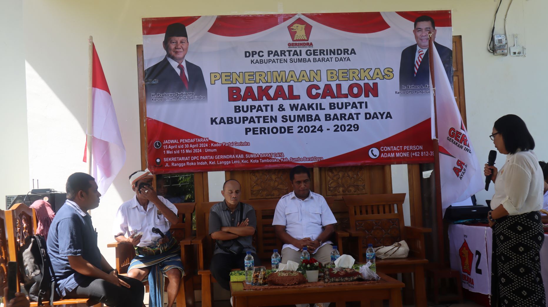 Aleks Rangga Pija, bakal calon bupati Sumba Barat Daya (SBD), periode 2024-2029, berpose dengan ketua DPC Partai Gerinda SBD, Antoneta Kurra, Sekretaris Partai Gerinda, Manu Mara usai diterima secara resmi di secretariat partai. Foto: TIMES Nusa Tenggara Timur.