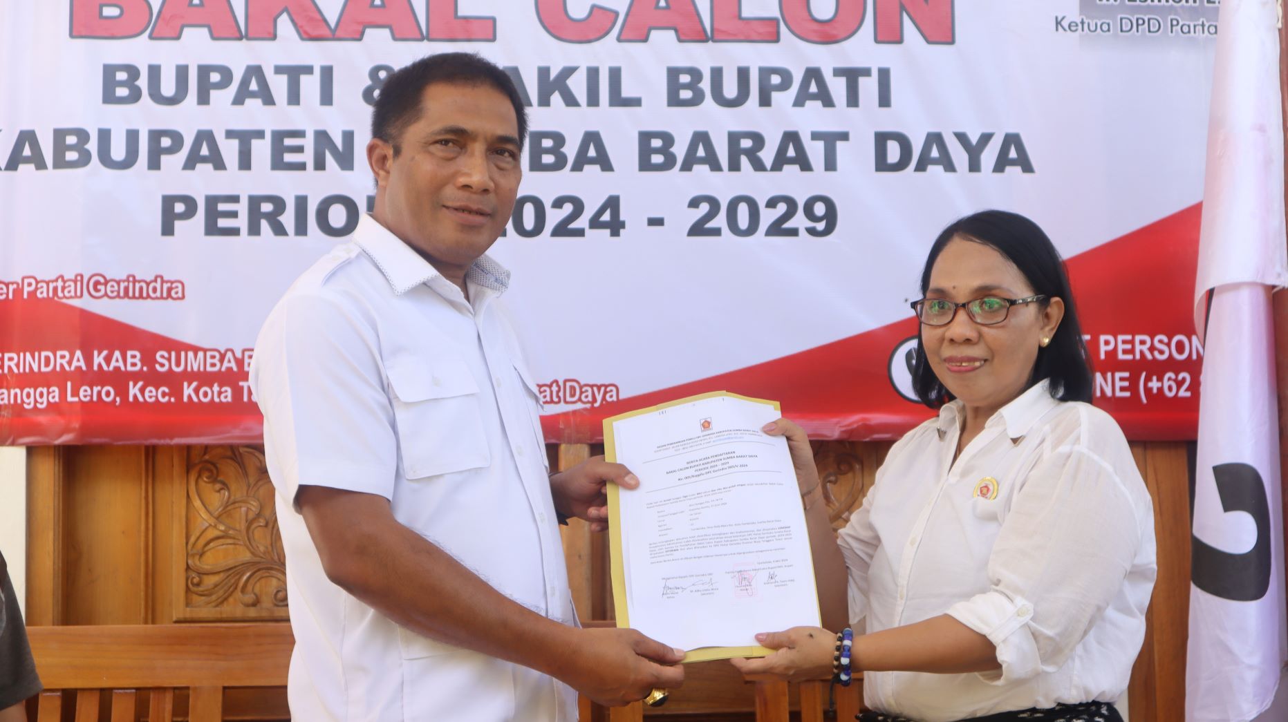 Aleks Rangga Pija, bakal calon bupati Sumba Barat Daya (SBD), periode 2024-2029, menerima surat tanda terima berkas pendaftaran dari ketua DPC Partai Gerinda SBD, Antoneta Kurra. Foto: TIMES Nusa Tenggara Timur.