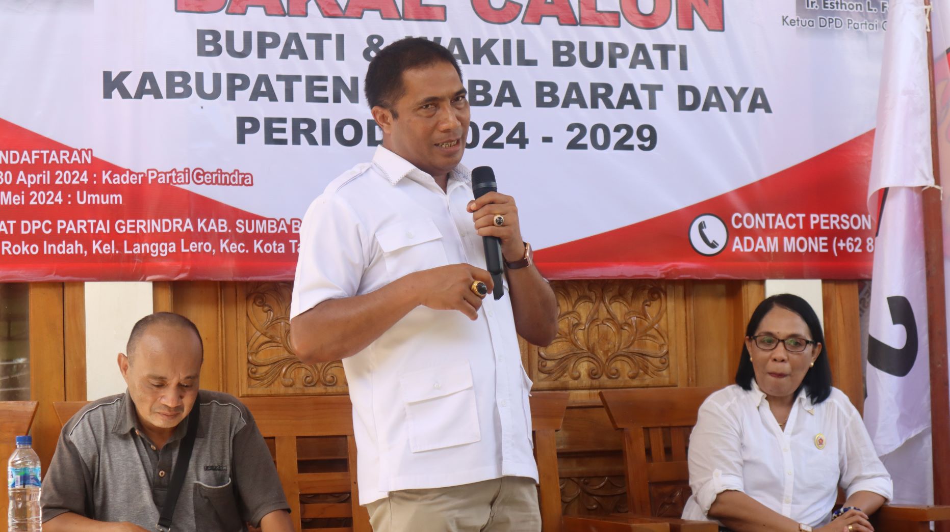 Aleks Rangga Pija bakal calon bupati Sumba Barat Daya (SBD), periode 2024-2029 saat menyampaikan visi dan misi serta programnya apabila terpilih sebagai bupati SBD pada pilkada tahun 2024. Ia menggunakan baju safari berkantong empat yang mirip dengan seragam Prabowo Subianto. Foto: TIMES Nusa Tenggara Timur.