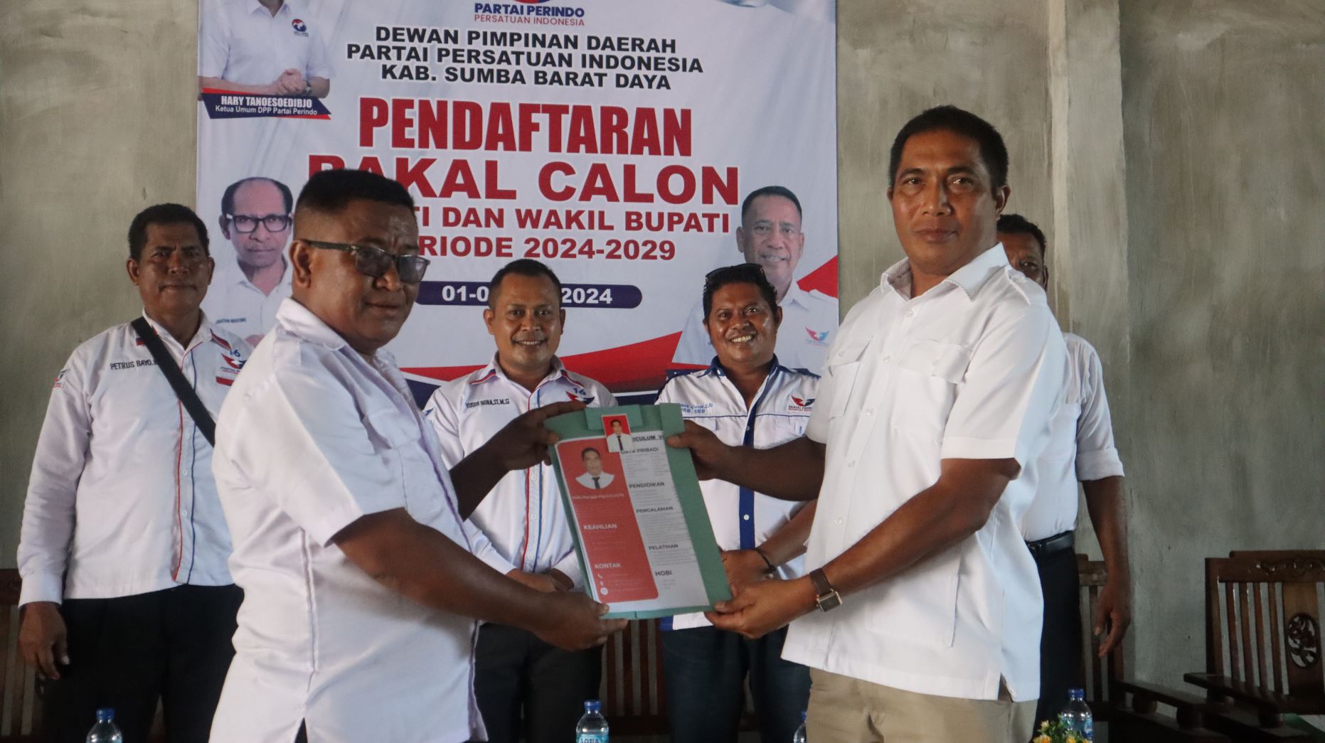 Aleks Rangga Pija, bakal calon bupati Sumba Barat Daya (SBD), periode 2024-2029, menerima tanda terima berkas pendaftaran dari ketua panitia partai Perindo Emanuel Thedens. Foto: TIMES Nusa Tenggara Timur.