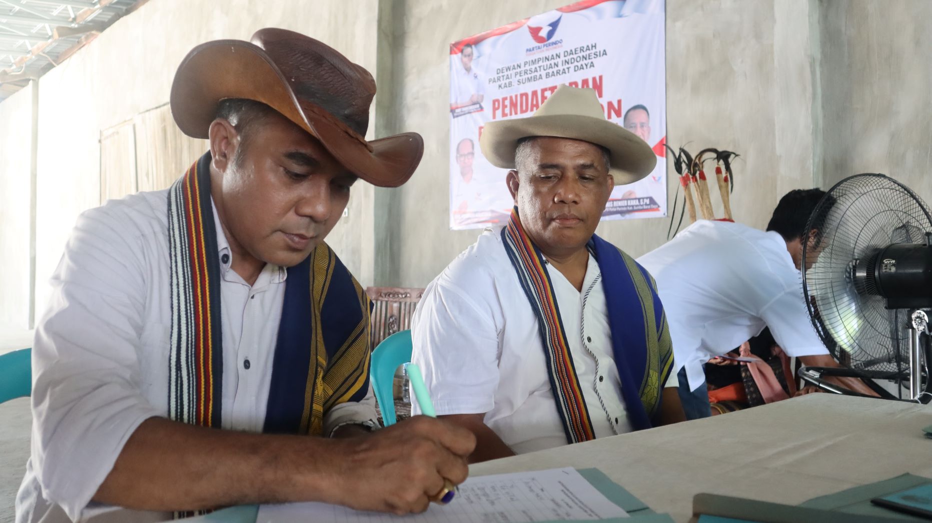 Pasangan bakal calon bupati dan bakal calon wakil bupati Sumba Barat Daya (SBD), periode 2024-2029, Fransiskus Marthin Adi Lalo dan Yeremias Tanggu akhirnya resmi mendaftarkan diri ke partai politik.