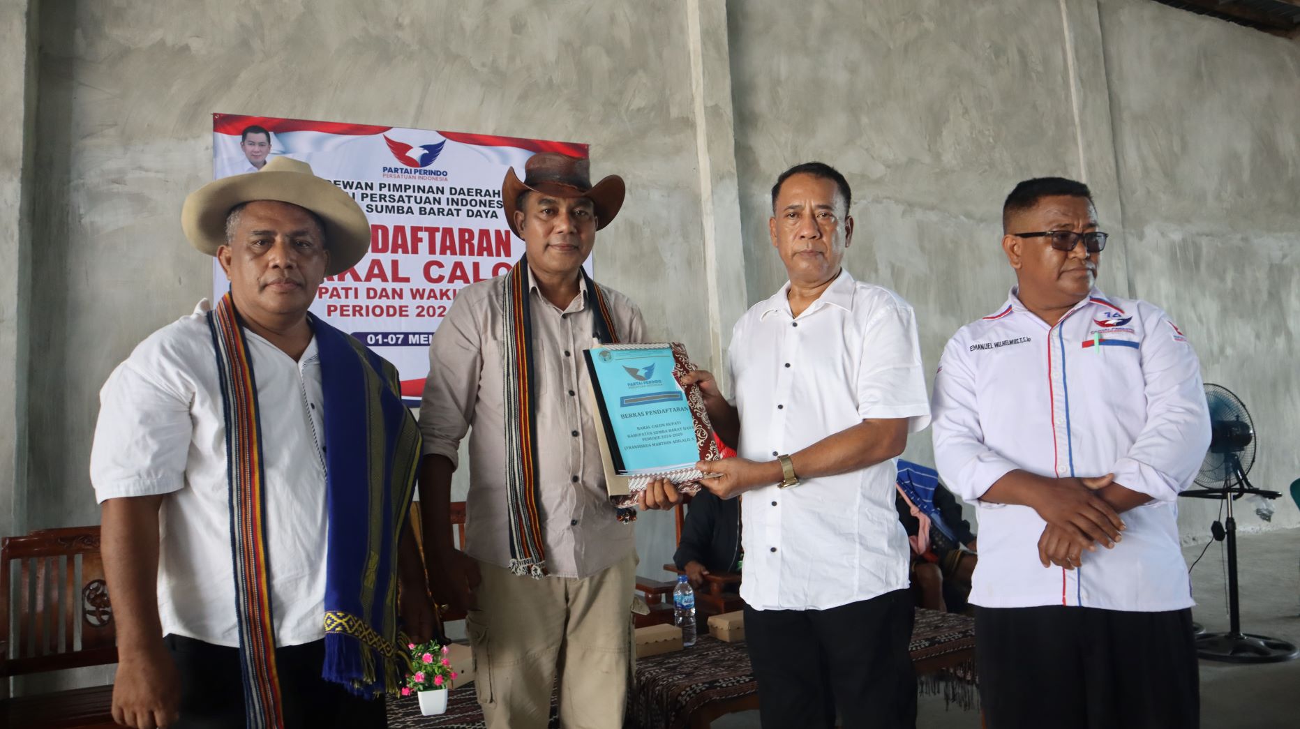 Pasangan bakal calon bupati dan bakal calon wakil bupati Sumba Barat Daya (SBD), periode 2024-2029, Fransiskus Marthin Adi Lalo dan Yeremias Tanggu menerima tanda pendaftaran dari ketua DPD Partai Perindo SBD, Yohanes Renier Kaka