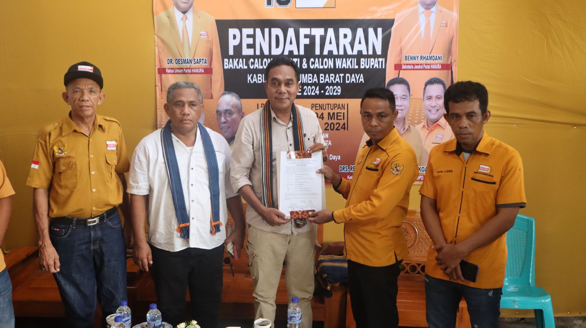 Pasangan bakal calon bupati dan bakal calon wakil bupati Sumba Barat Daya (SBD), periode 2024-2029, Fransiskus Marthin Adi Lalo dan Yeremias Tanggu menerima surat rekomendasi dari ketua DPC Partai Hanura SBD, Yohanes Ngongo. Foto: TIMES Nusa Tenggara Timur.