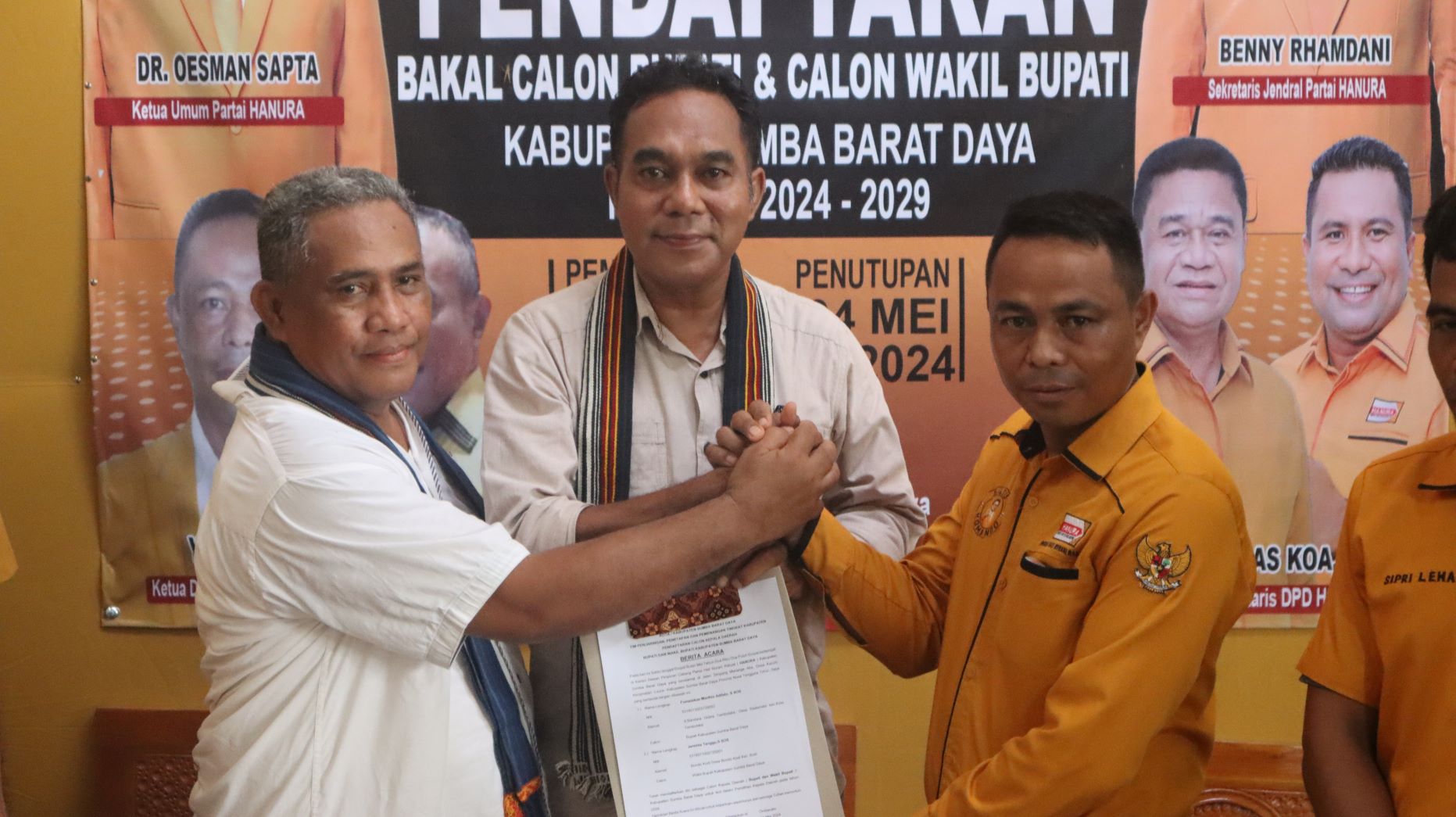 Fransiskus Marthin Adi Lalo, Yeremias Tanggu Bakal Calon Bupati dan Bakal Calon Wakil Bupati Sumba Barat Daya (SBD) periode 2024-2029, Paket Rakyat saat menerima surat rekomendasi dari Yohanes Ngongo Ketua DPC Partai Hanura di secretariat Partai Hanura SBD. Foto: TIMES Nusa Tenggara Timur