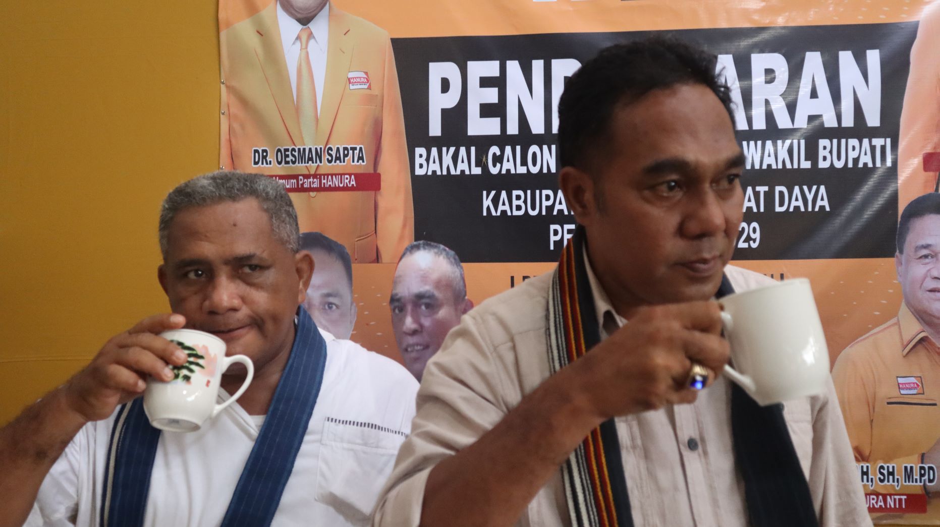 Pasangan bakal calon bupati dan bakal calon wakil bupati Sumba Barat Daya (SBD), periode 2024-2029, Fransiskus Marthin Adi Lalo dan Yeremias Tanggu menikmati secangkir kopi Sumba buatan Rakyat SBD. Foto: TIMES Nusa Tenggara Timur.