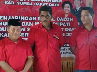 Kornelius Kodi Mete ketua DPC PDIP Sumba Barat Daya (SBD), bersama struktur panitia penjaringan bakal calon bupati dan bakal calon wakil bupati periode 2024-2029 menyampaikan pernyataan pers, penutupan pendaftaran. Foto: TIMES Nusa Tenggara Timur