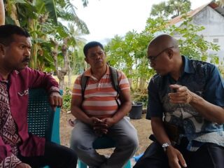 Pdt Mesnick (Kacamata) dan Pengurus Gereja Masehi Advent Hari Ke Tujuh saat memberikan keterangan. Foto : TIMES Nusa Tenggara Timur.