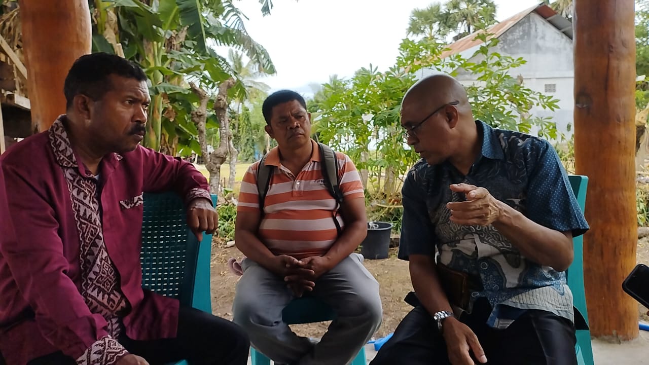 Pdt Mesnick (Kacamata) dan Pengurus Gereja Masehi Advent Hari Ke Tujuh saat memberikan keterangan. Foto : TIMES Nusa Tenggara Timur.