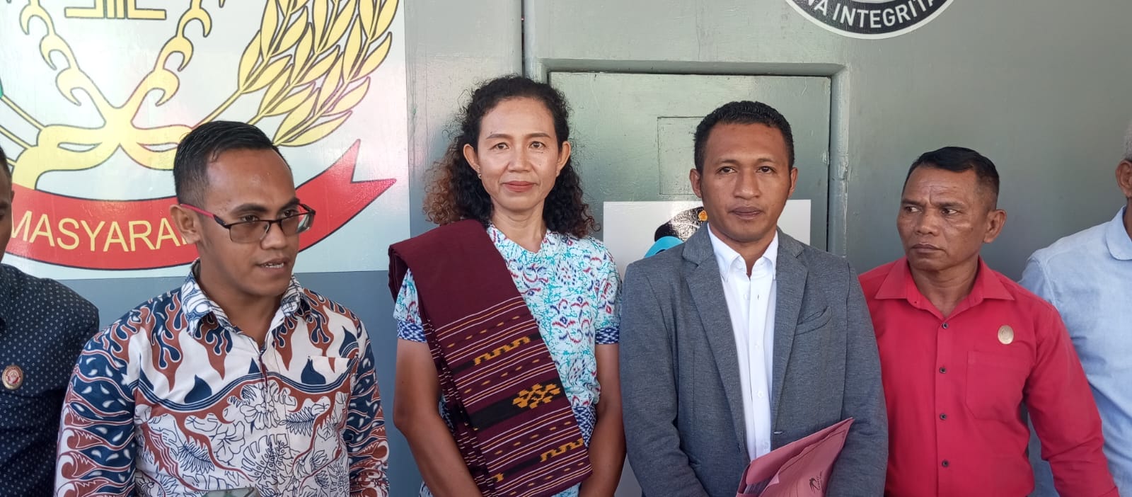 dr. Lely Harakai dan Tim Kuasa Hukum saat keluar dari Lapas Perempuan Kupang. Foto: TIMES Nusa Tenggara Timur