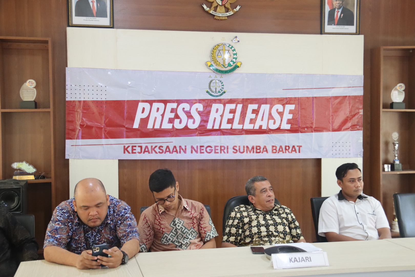 Kajari Waikabubak bersama pejabat Kejaksaan Negeri Waikabubak saat memberikan keterangan pers. Foto: TIMES Nusa Tenggara Timur.