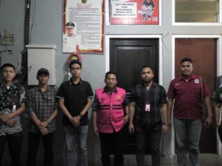 Kepala Dinas Pekerjaan Umum dan Perumahan Rakyat Sumba Barat Usai Memasuki Ruangan Tahanan Rutan Kelas II Waikabubak. Fredrick Gah Berpose Bersama Penyidik Kejaksaan dan Petugas Lapas Kelas II Waikabubak. Foto: TIMES Nusa Tenggara Timur