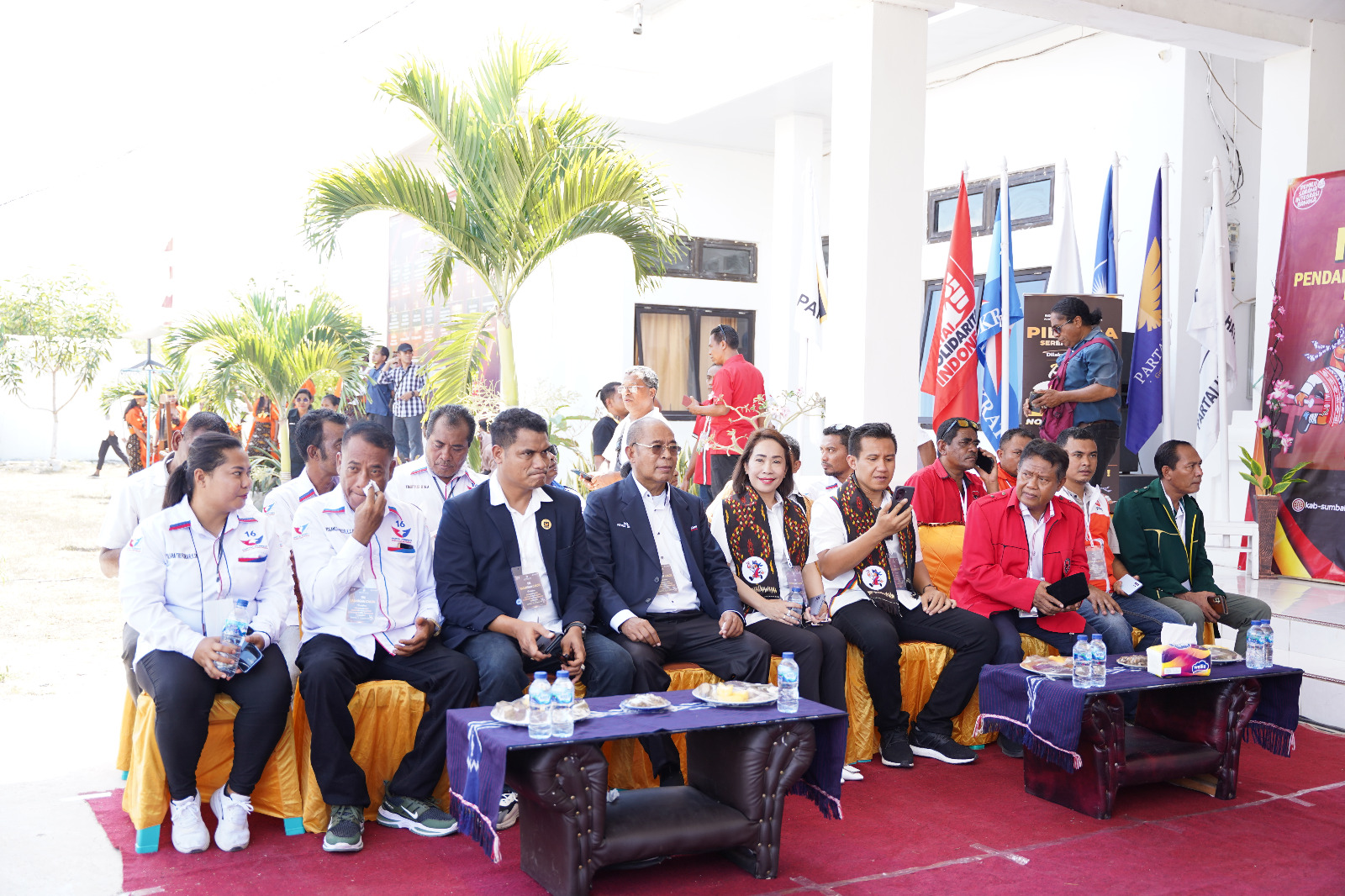 Tim pemenangan paket Ratu-Angga, saat bersantai di lobi utama kantor KPU Sumba Barat Daya (SBD) sambal menikmati makanan pangan lokal yang disiapkan oleh KPU SBD. Nampak hadir seluruh ketua partai politik.