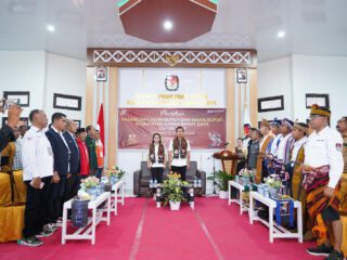 Galeri Pendaftaran Pasangan Calon Ratu Ngadu Bonnu Wulla dan Dominikus Alphawan Rangga Kaka di Kantor KPUD Sumba Barat Daya