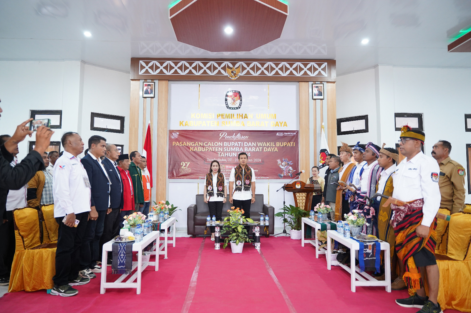 Upacara pembukaan yang dihadiri oleh seluruh Komisioner KPU dan Komisoner Bawaslu Sumba Barat Daya (SBD). Tampak ditengah bakal calon Bupati Ratu Ngadu Bonnu Wulla dan bakal calon wakil Bupati, Dominikus Alphawan Rangga kaka yang didampingi oleh seluruh pimpinan partai politik pendukung. FOTO: TIMES Nusa Tenggara Timur