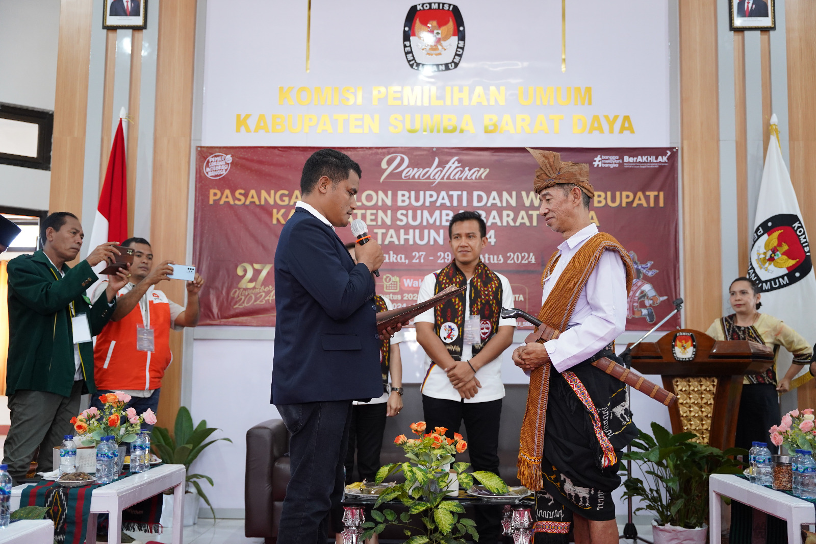 Ketua tim pemenangan paket Ratu-Angga, Thomas Tanggu Dendo saat menyerahkan berkas pendaftaran paket Ratu-Angga kepada ketua KPU SBD, Hyronymus Malelak dan dinyatakan lengkap oleh KPU SBD.