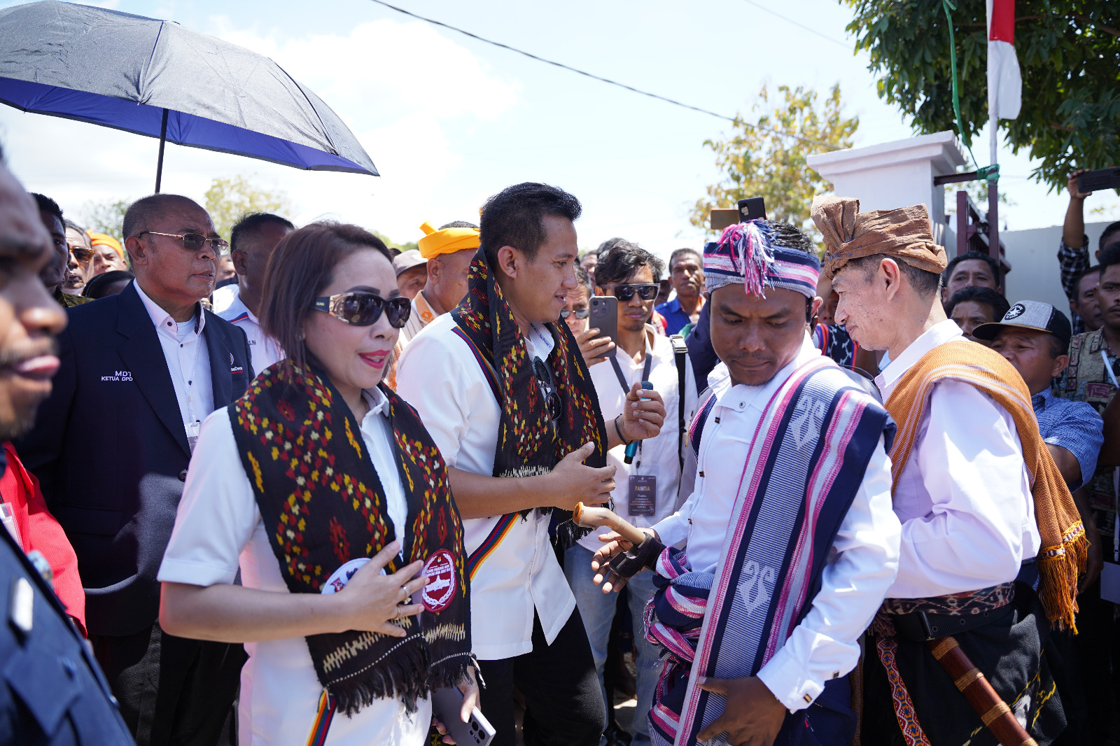 Bakal calon wakil Bupati Sumba Barat Daya, Dominikus Alphawan Rangga Kaka saat menerima selempang kain motif Kodi yang diberikan oleh salah satu anggota Komisioner KPUD SBD di pintu gerbang utama kantor KPU.