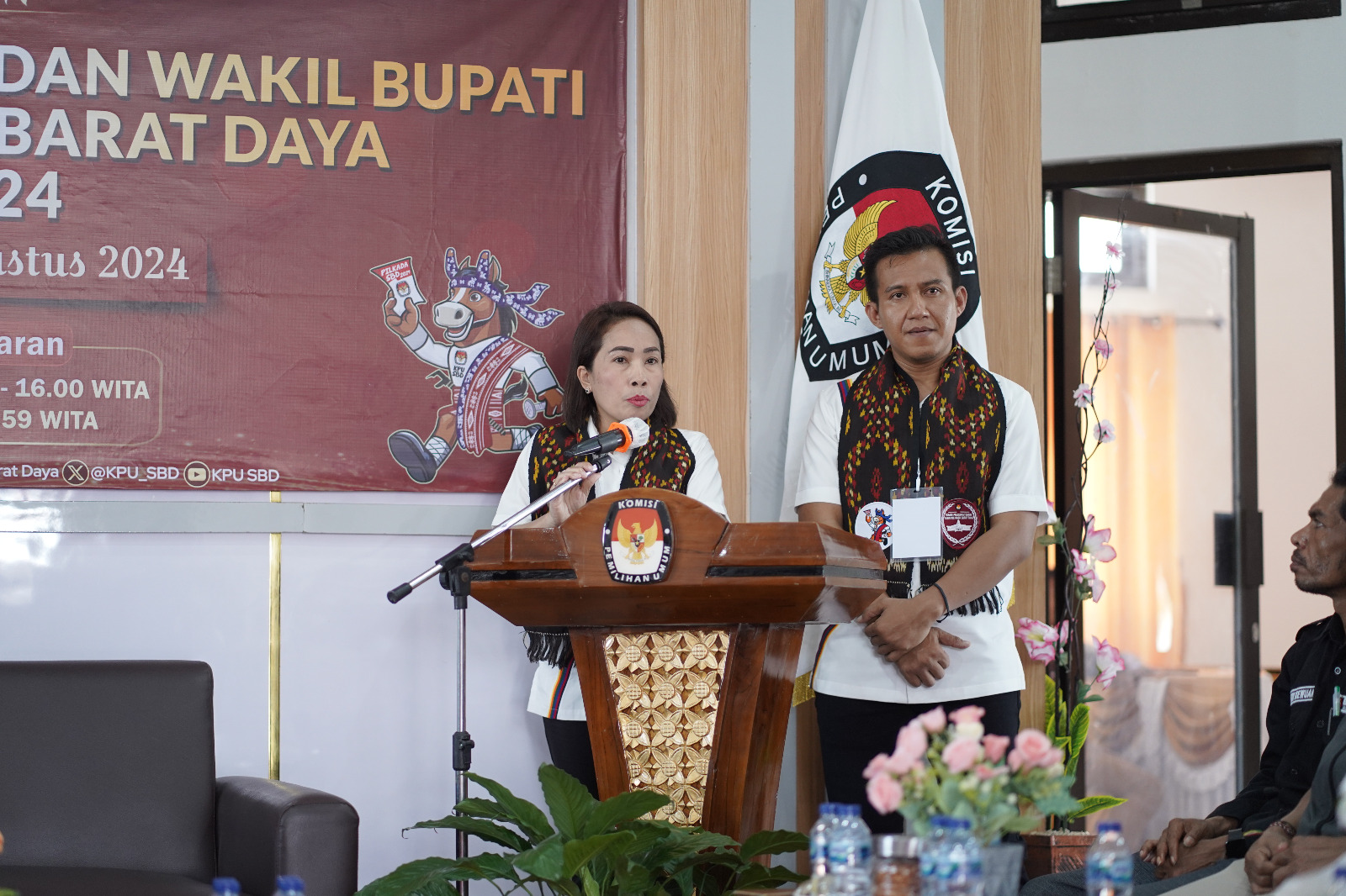 Bakal calon Bupati SBD, Ratu Ngadu Bonnu Wulla didampingi bakal calon wakil Bupati SBD, Dominikus Alphawan Rangga Kaka saat menyampaikan sambutan pada saat pendaftaran di kantor KPU SBD.