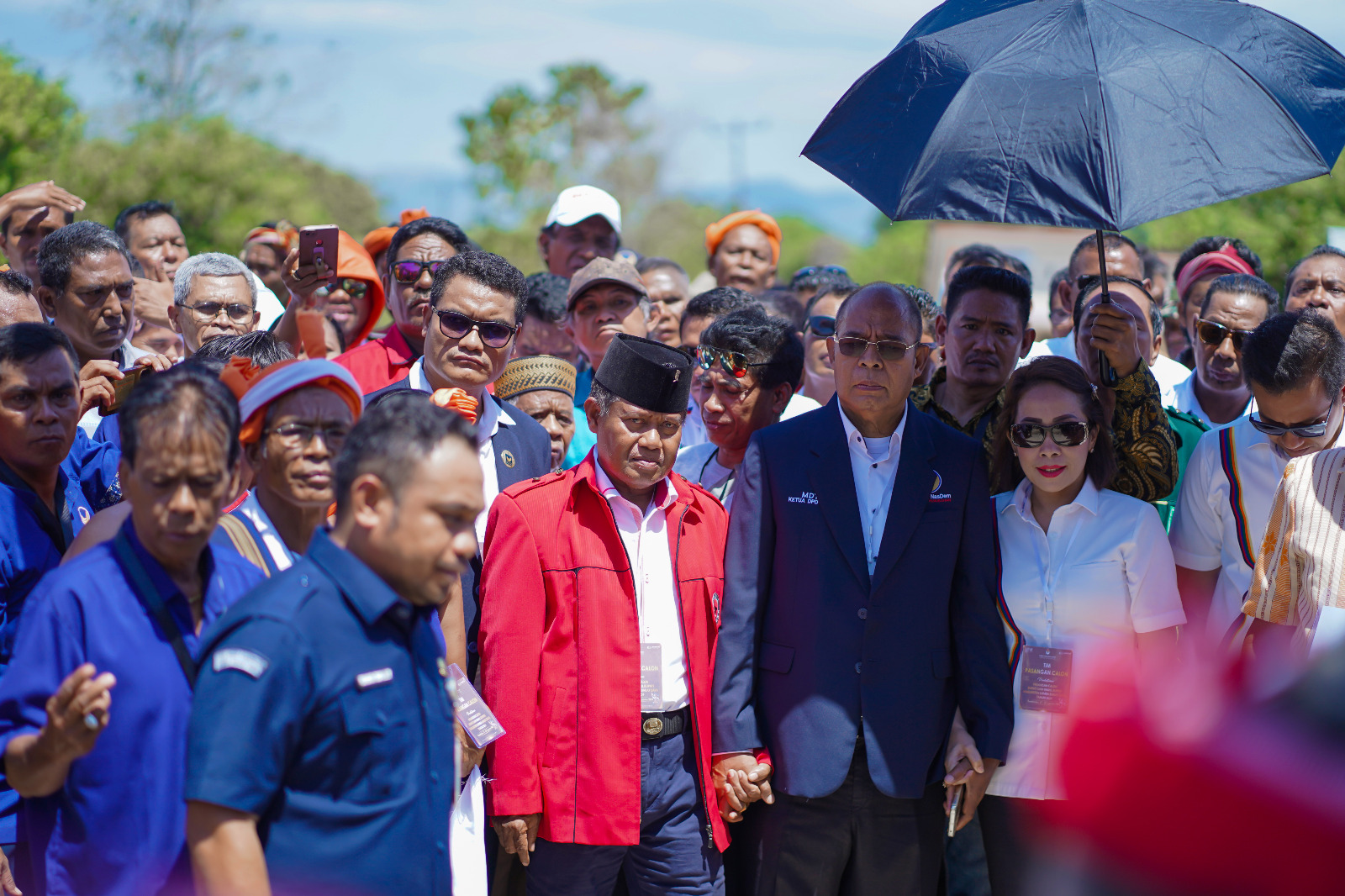 Ketua DPC PDIP Sumba Barat Daya (SBD), Kornelius Kodi Mete, ketua DPD Partai Nasdem SBD, Markus Dairo Talu mendampingi Calon Bupati dan Wakil Bupati Sumba Barat Daya, Ratu Ngadu Bonnu Wulla dan Dominikus Alphawan Rangga Kaka saat pendaftaran di kantor KPU SBD.