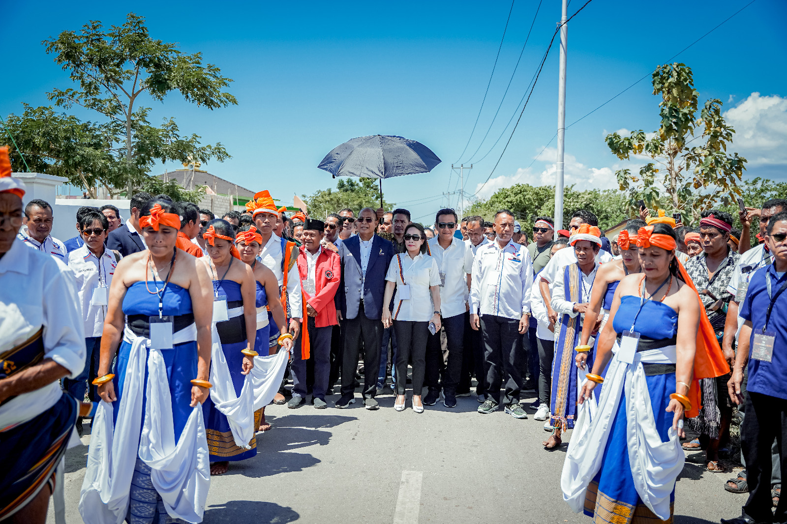 Calon Bupati dan Wakil Bupati Sumba Barat Daya, Ratu Ngadu Bonnu Wulla dan Dominikus Alphawan Rangga Kaka didampingi ketua partai pendukung, Partai Nasdem, PDIP, PKS, dan PKB melangkah menuju kantor KPU SBD.
