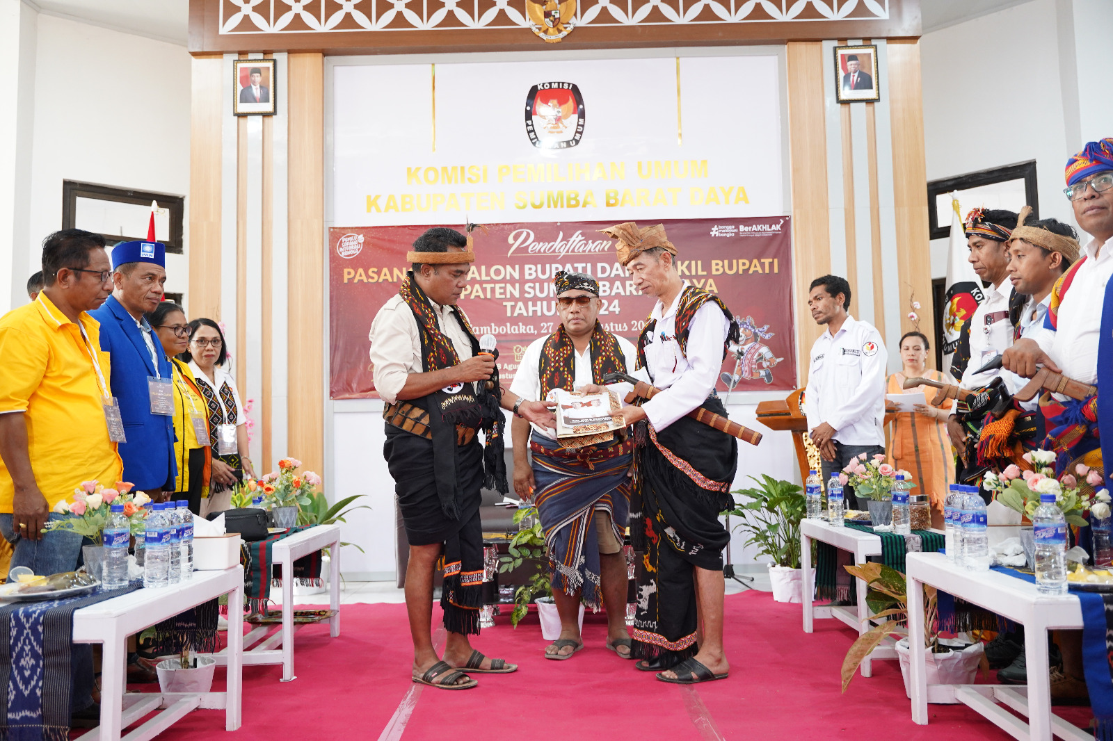 Pasangan calon Bupati dan Wakil Bupati SBD, Fransiskus Marthin Adi Lalo dan Yeremia Tanggu menyerahkan fakta Integritas kepada ketua KPU SBD, Hyronymus Malelak.