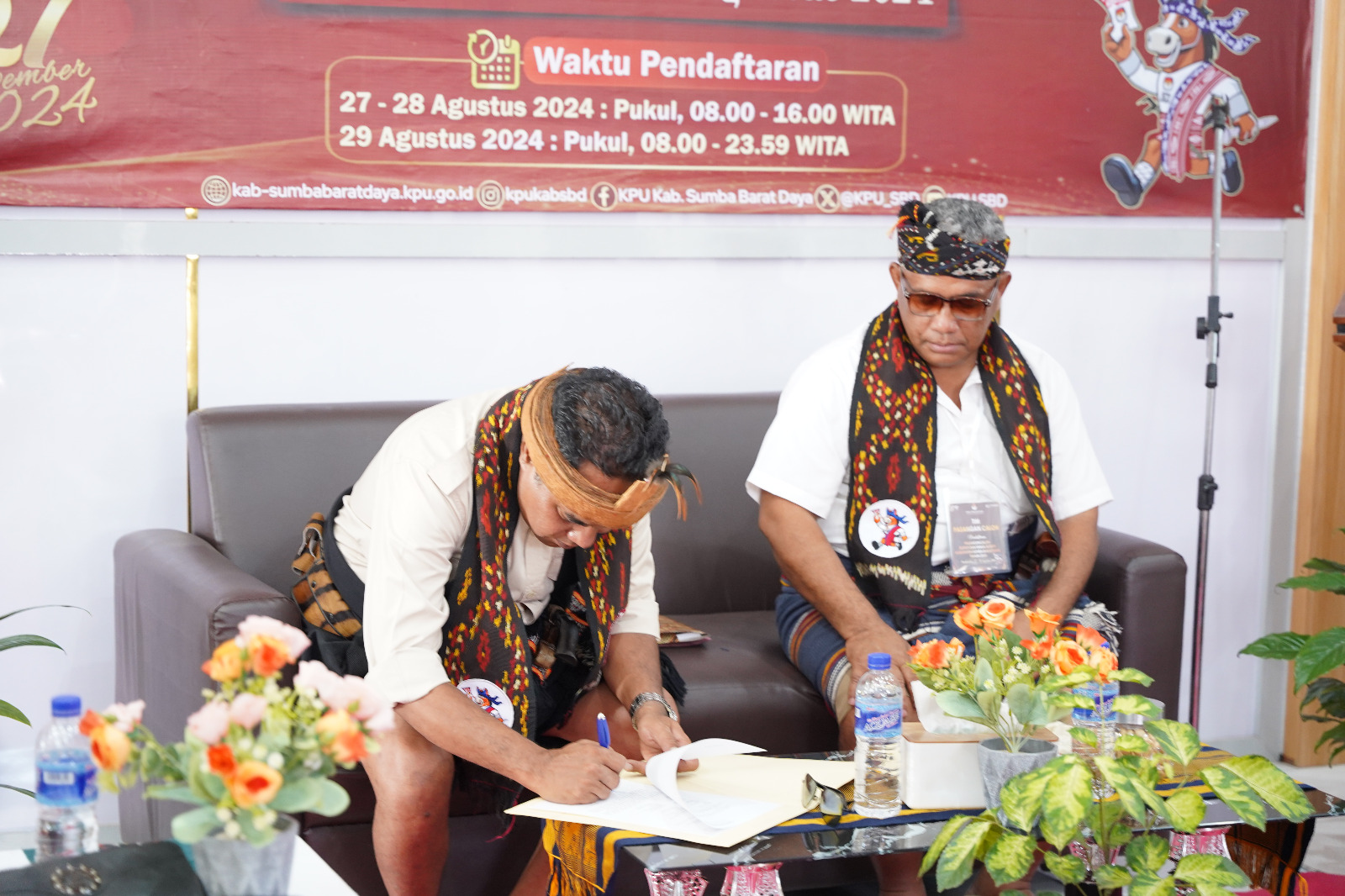 Penandatangan fakta integritas dan pernyataan pelaksanaan Pilkada Damai oleh bakal calon Bupati SBD, Fransiskus Marthin Adi Lalo bersama Yeremia Tanggu bakal calon wakil Bupati SBD.