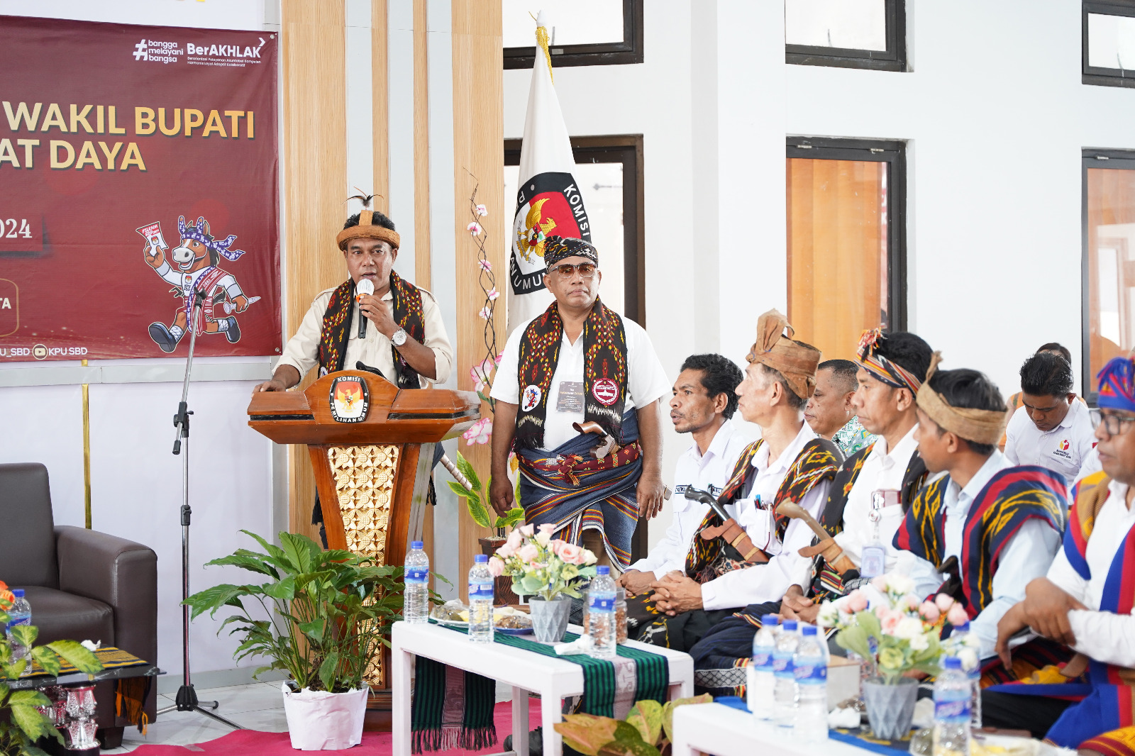 Sambutan bakal calon Bupati Sumba Barat Daya (SBD), Fransiskus Marthin Adi Lalo didampingi bakal calon wakil Bupati SBD, Yeremia Tanggu usai menyerahkan berkas pendaftaran dan berkas telah dinyatakan lengkap oleh ketua KPU SBD, Hyronymus Malelak.