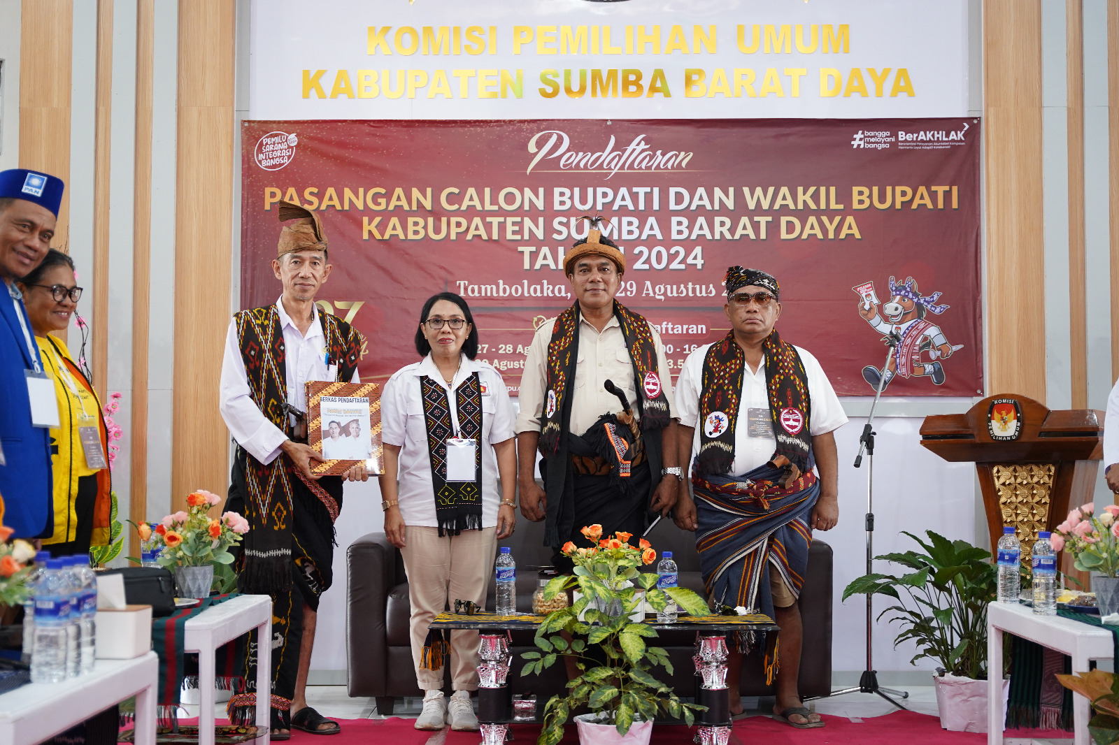Foto bersama Ketua KPU Sumba Barat Daya, Hyronymus Malelak bersama Antoneta Kurra, ketua tim pemenangan paket Rakyat bersama pasangan calon Bupati dan Wakil Bupati SBD, Fransiskus Marthin Adi Lalo dan Yeremia Tanggu.