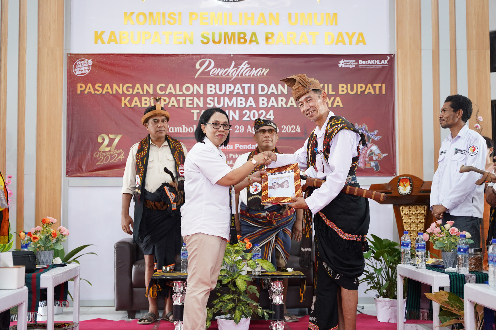 Antoneta Kurra, Ketua tim pemenangan paket Rakyat sekaligus ketua DPC Partai Gerindra menyerahkan berkas pendaftaran paket Rakyat kepada ketua KPUD Sumba Barat Daya (SBD) Hyronymus Malelak di kantor KPU SBD.