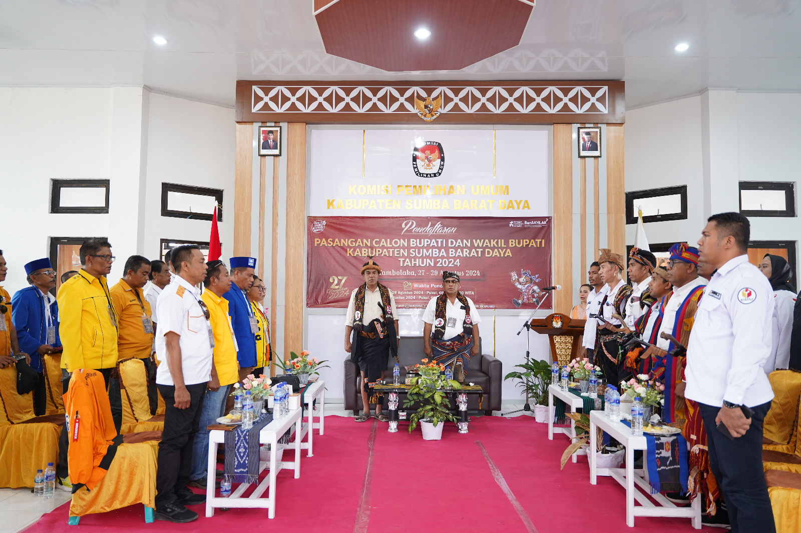 Upacara pembukaan yang dimulai dengan menyanyikan lagu Indonesia Raya dan Jigle Pilkada KPU SBD. Nampak paling depan Calon Bupati dan wakil Bupati Sumba Barat Daya (SBD), Fransiskus Marthin Adi Lalo dan Yeremia Tanggu.