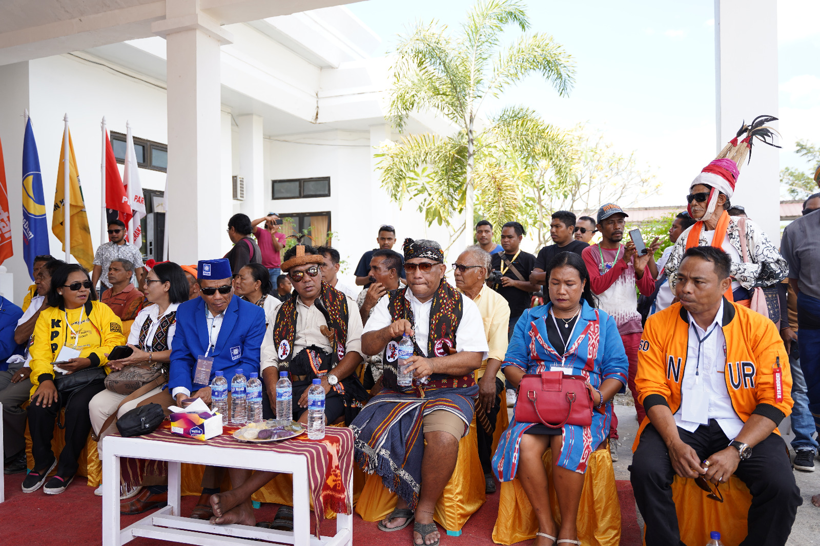 Calon Bupati dan wakil Bupati Sumba Barat Daya (SBD), Fransiskus Marthin Adi Lalo dan Yeremia Tanggu, didampingi ketua tim pemenangan dan ketua partai politik pendukung tiba dan sedang menikmati pangan lokal di lobi utama kantor KPU SBD.