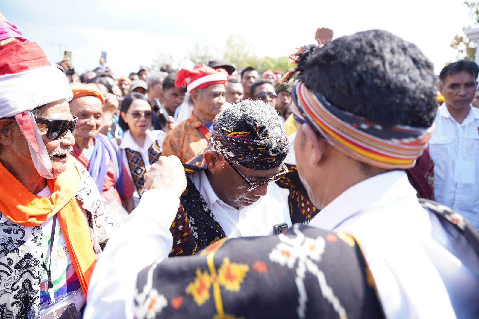 Calon Wakil Bupati SBD, Yeremia Tanggu diberikan selendang oleh salah satu anggota Komisioner KPUD Sumba Barat Daya.
