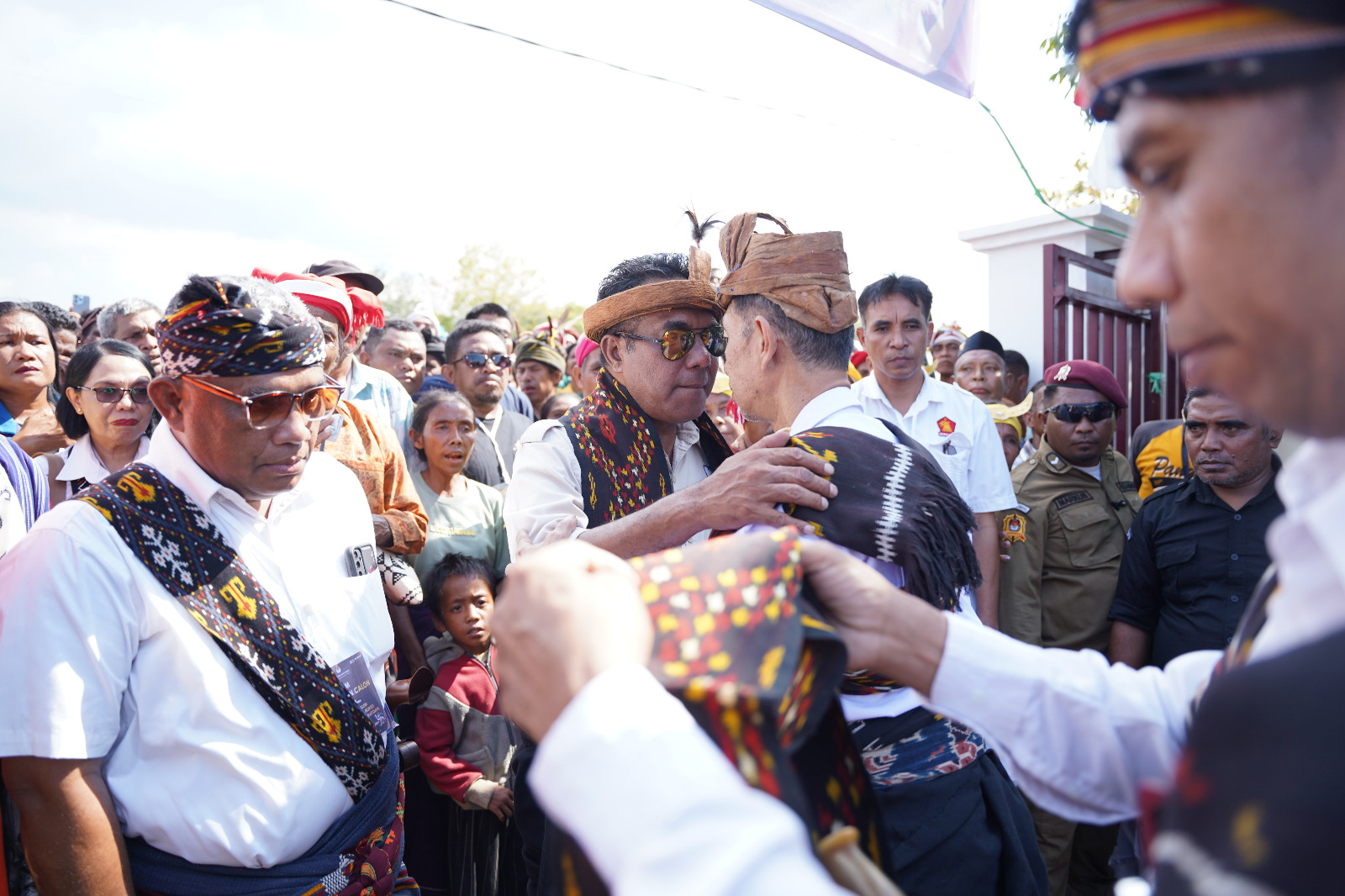 Calon Bupati SBD, Fransiskus Marthin Adi Lalo menerima selendang motif daerah Sumba yang diselempangkan secara langsung oleh ketua KPU SBD, Hyronymus Malelak di pintu gerbang utama kantor KPU.