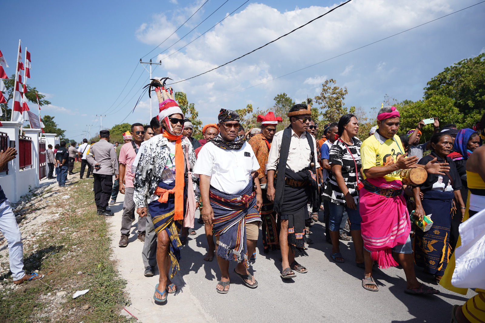 Calon Bupati Fransiskus Marthin Adi Lalo dan Calon Wakil Bupati Yeremia Tanggu, didampingi tim pemenangan dan ribuan pendukung dan simpatisan melangkah menuju kantor KPU Sumba Barat Daya.