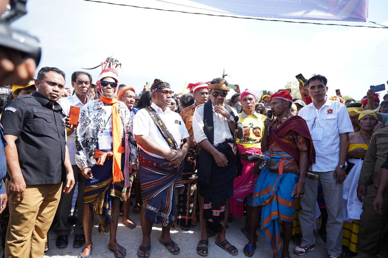 Dipintu gerbang utama kantor KPU Sumba Barat Daya (SBD), Calon Bupati Fransiskus Marthin Adi Lalo dan Calon Wakil Bupati Yeremia Tanggu, disambut dengan upacara adat oleh para Rato Adat Loura dengan tradisi “Oka” yaitu upacara penyambutan tamu-tamu terhormat.