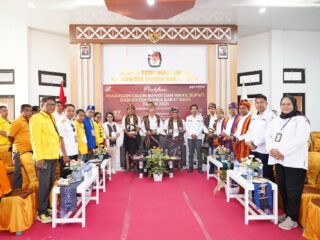 Berpose bersama Komisioner KPU SBD, Komisioner Bawaslu SBD, Pasangan Calon Bupati dan Wakil Bupati, Fransiskus Marthin Adi Lalo dan Yeremia Tanggu, pimpinan Partai Politik, Hanura, PAN, Gerindra dan Golkar.