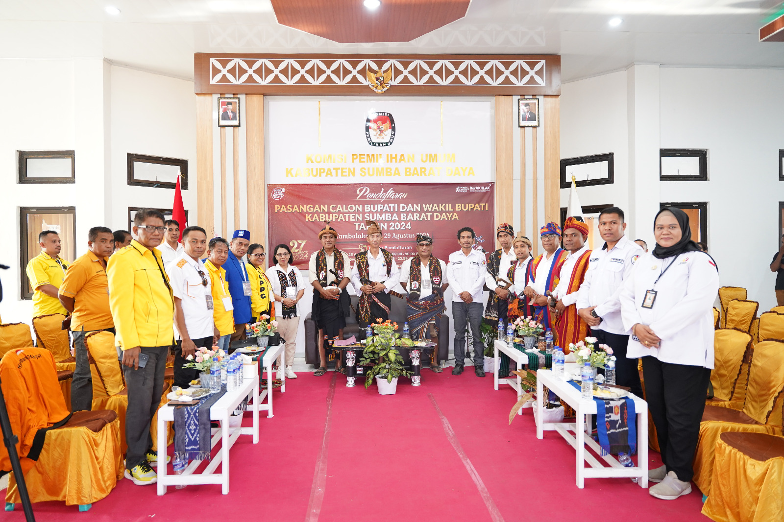 Berpose bersama Komisioner KPU SBD, Komisioner Bawaslu SBD, Pasangan Calon Bupati dan Wakil Bupati, Fransiskus Marthin Adi Lalo dan Yeremia Tanggu, pimpinan Partai Politik, Hanura, PAN, Gerindra dan Golkar.