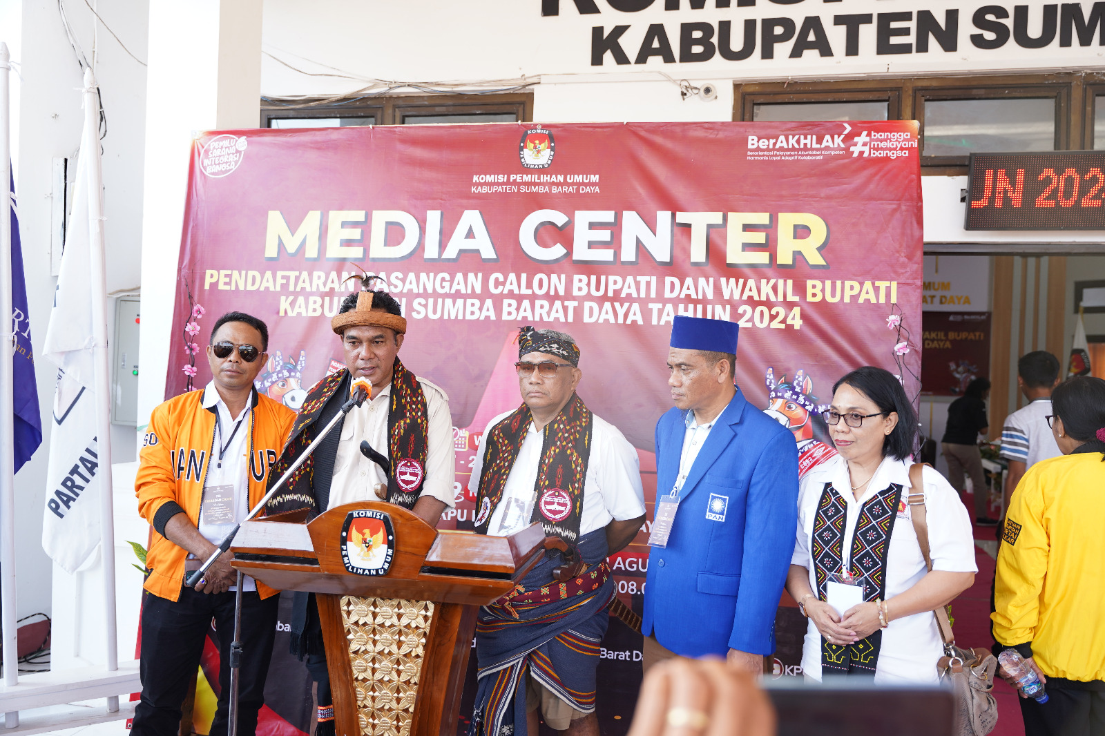 Fransiskus Marthin Adi Lalo pada saat Konference Pers di Komisi Pemilihan Umum SBD saat mendaftarkan diri sebagai bakal calon Bupati dan bakal calon wakil bupati (27/8). Foto: TIMES Nusa Tenggara Timur
