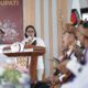 Antoneta Kurra, Ketua Tim Pemenangan Paket Rakyat saat menyampaikan sambutan dan memperkenalkan paslon paket Rakyat di Komisi Pemilihan Umum SBD saat mendaftarkan paket rakyat (27/8). Foto: TIMES Nusa Tenggara Timur